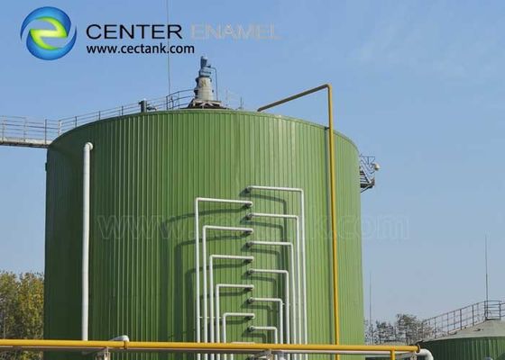 Maßgeschneiderte dunkelgrüne Stahltanks zur Abwasserlagerung